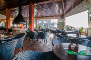 カソルラにあるHotel & Spa Sierra de Cazorla 4*のテーブルと椅子、暖炉のあるレストラン