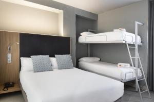 Łóżko lub łóżka w pokoju w obiekcie Petit Palace Alcalá