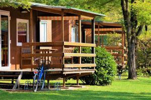 Camping Village Capalonga外面的花园