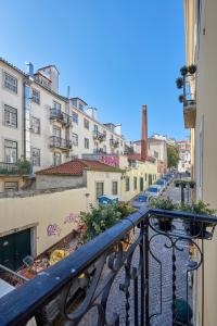 uma vista para uma rua da cidade a partir de uma varanda em Salgadeiras Suites - Bairro Alto em Lisboa