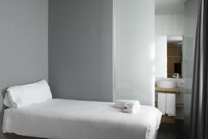 Łóżko lub łóżka w pokoju w obiekcie Petit Palace Alcalá
