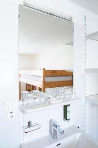 bagno con 2 lavandini e specchio di Hotel Schwarzsee a Zermatt