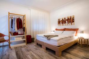 - une chambre avec un grand lit et un placard dans l'établissement B&B Pra da Lares, à Ton