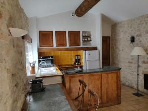 Kuchyň nebo kuchyňský kout v ubytování Le Bastidon - Au coeur d'un jardin avec piscine