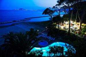 A view of the pool at Grande Albergo Miramare or nearby