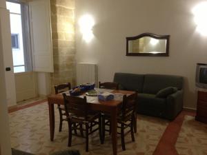 sala de estar con mesa y sofá en B&B Regina Maria, en Lecce
