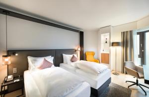 Кровать или кровати в номере Crowne Plaza Düsseldorf - Neuss, ein IHG Hotel