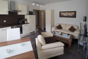 ein Wohnzimmer mit einem Sofa und einem Tisch in der Unterkunft Gästehaus Edith, 4-Sterne für 2 Personen in Trittenheim
