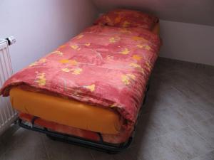 Rúm í herbergi á Obora 827 Nova Bystrice