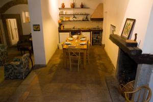 una sala da pranzo e una cucina con tavolo e sedie di Palazzo Contino a Bagnoregio