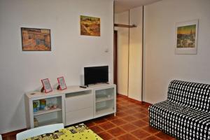 Televízia a/alebo spoločenská miestnosť v ubytovaní CASA VACANZE DA STEFANIA
