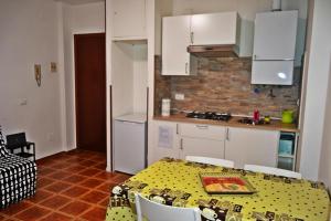 Kuchyňa alebo kuchynka v ubytovaní CASA VACANZE DA STEFANIA + 7 fotografií