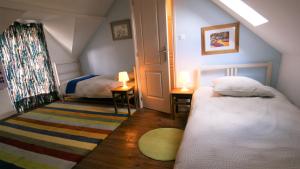 1 dormitorio con 2 camas y 2 lámparas. en LES LIMORNIERES, en Le Grand-Pressigny