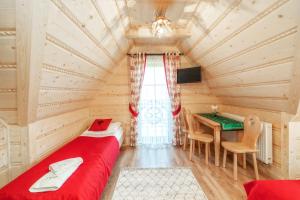 una camera con letto e scrivania di Domek u Kowola a Szaflary