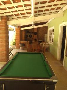 a pool table in the middle of a living room at Recanto dos Sonhos in Vargem