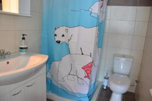 KamáriaにあるHelona Housesの浴室にあるシロクマの絵が描かれたシャワーカーテン +88枚の写真
