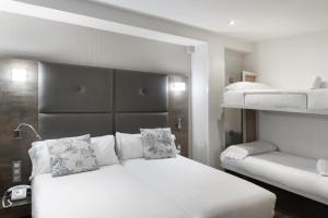 Ένα ή περισσότερα κρεβάτια σε δωμάτιο στο Petit Palace Posada del Peine