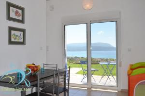 KamáriaにあるHelona Housesのダイニングルーム(テーブル付)が備わり、海の景色を望めます。