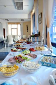 een lange tafel met veel borden eten erop bij Хотел Калипсо Блу in Primorsko