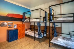 Двухъярусная кровать или двухъярусные кровати в номере 123 Cheers Hostel