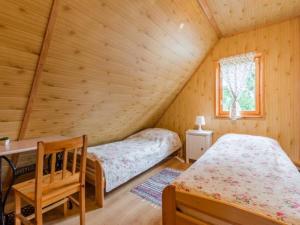 Ένα ή περισσότερα κρεβάτια σε δωμάτιο στο Domki letniskowe "Kosówka"