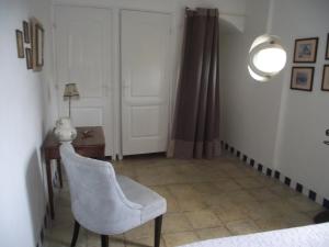 セルヴィオーヌにあるsoleil et farnienteの椅子、テーブル、ランプが備わるお部屋