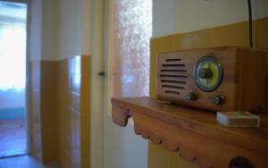 um pequeno rádio sentado numa prateleira numa sala em Domček 555 em Banská Štiavnica