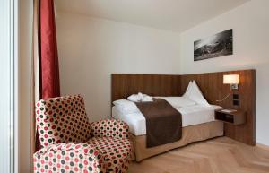 Postel nebo postele na pokoji v ubytování Waldhotel & SPA Davos - for body & soul