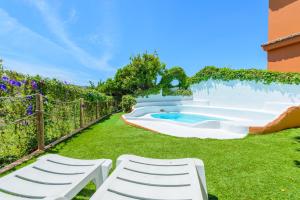 Bazén v ubytování Hotel Rural Sierra Tejeda nebo v jeho okolí