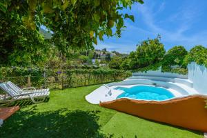 Bazén v ubytování Hotel Rural Sierra Tejeda nebo v jeho okolí