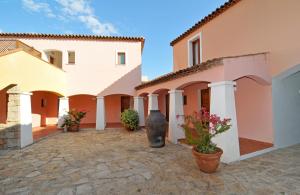 a courtyard of a house with potted plants at Hotel Il Piccolo Golf in Porto Cervo