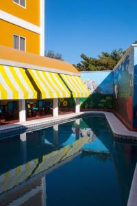 a swimming pool in front of a building at HOTEL DE LA PEÑA INN in Santo Domingo Tehuantepec