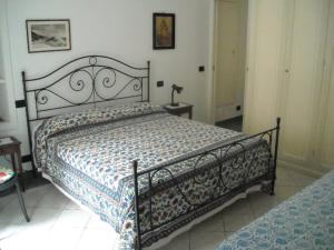 een slaapkamer met een groot bed in een kamer bij Appartamento in Via Vittorio Emanuele 34 in Monterosso al Mare