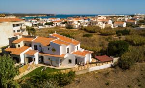 - une vue aérienne sur une villa dans un village dans l'établissement Algarve Surf Hostel - Sagres, à Sagres