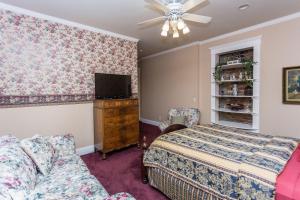 TV a/nebo společenská místnost v ubytování Whiskey Row Penthouse