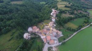 Les Iglésies的住宿－Casa Batlle，黄色圆圈的房屋空中景观
