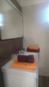 Baño con lavabo y 2 toallas en Joli villa que du bonheur en Calenzana