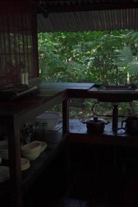 una cocina con fregadero y una barra con tazones en Los Mineros Guesthouse, en Dos Brazos