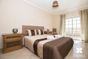 1 dormitorio con 1 cama con 2 toallas en Villa Florencio en Estói
