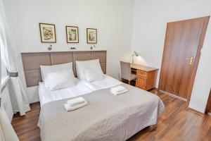 um quarto com uma cama com duas toalhas em Apartamenty Velvet em Poznań