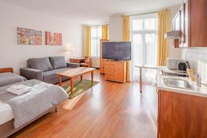 sala de estar con sofá y mesa en Apartamenty Velvet, en Poznan