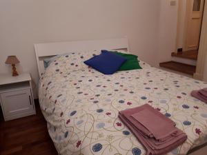 ein Bett mit zwei Kissen darauf in einem Schlafzimmer in der Unterkunft Marina in Rom
