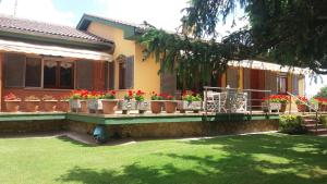 una casa con macetas en el porche delantero en Villa El Mirador y El Nogal, en Capellades