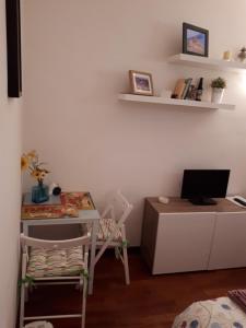 um quarto com uma secretária, um computador e uma cadeira em Marina em Roma