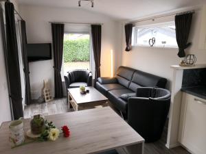 ein Wohnzimmer mit einem Sofa und einem Tisch in der Unterkunft Ferienhaus MaLeFi 1 am Gülser Moselbogen in Koblenz