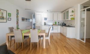 a kitchen and dining room with a wooden table and chairs at Fewo Speicherquartier in Lüneburg