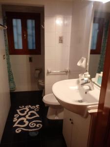 バーリにあるB&B Dolce Incantoの白いバスルーム(洗面台、トイレ付)