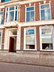 a bbq lunch sign in the window of a brick building at GUESTHOUSE UIT DE KUNST in Leeuwarden