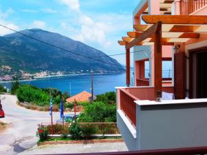 ein Gebäude mit Blick auf einen Wasserkörper in der Unterkunft Hotel Anastazia in Póros