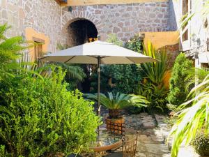 una sombrilla en medio de un jardín en Hotel Casa del Anticuario, en Morelia